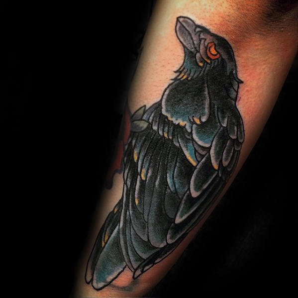 tatuaje tradicional cuervo para hombre 16