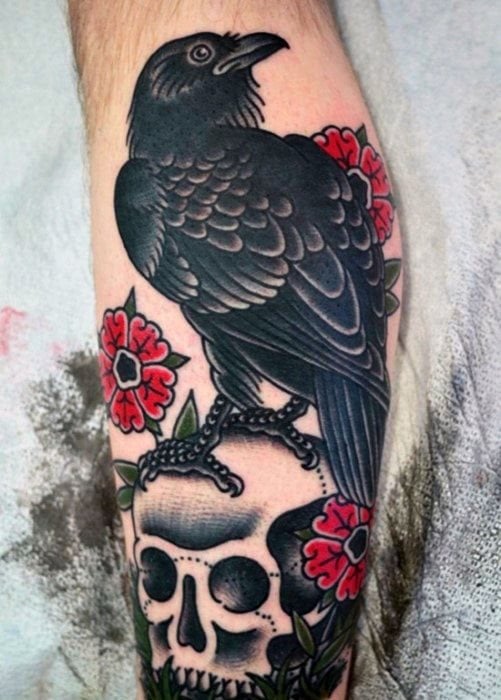 tatuaje tradicional cuervo para hombre 17