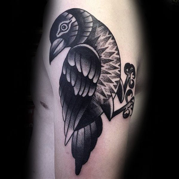tatuaje tradicional cuervo para hombre 19