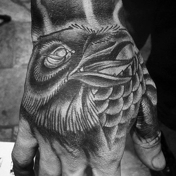 tatuaje tradicional cuervo para hombre 21