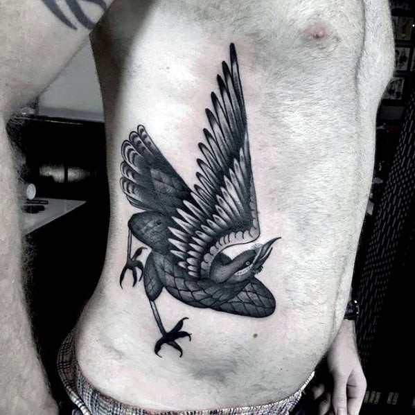 tatuaje tradicional cuervo para hombre 22