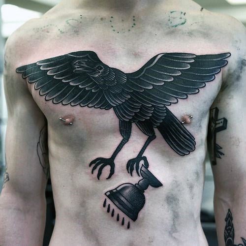tatuaje tradicional cuervo para hombre 24