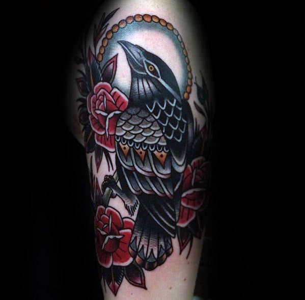 tatuaje tradicional cuervo para hombre 25