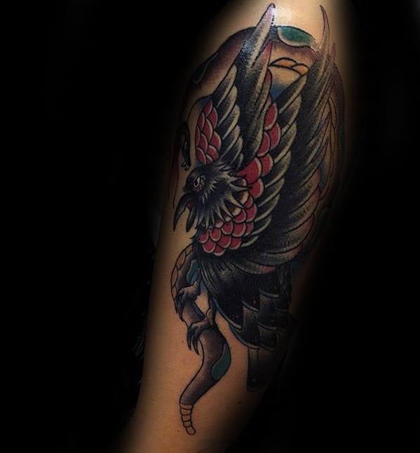 tatuaje tradicional cuervo para hombre 26