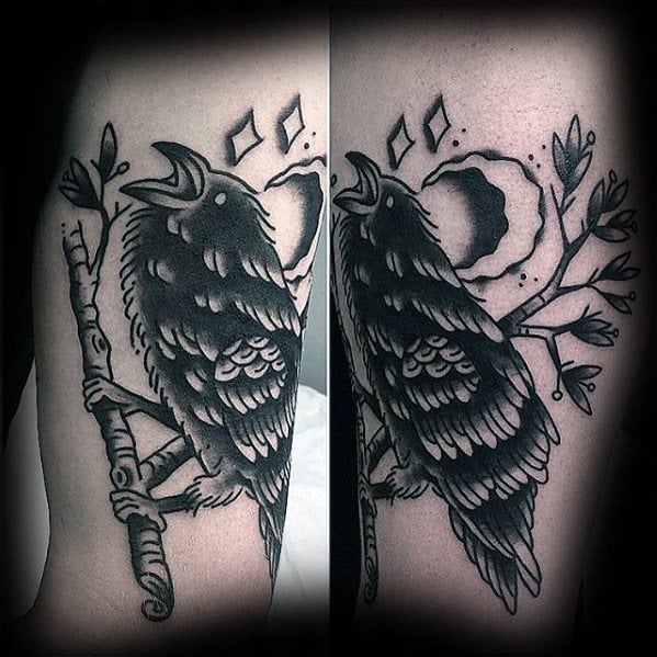 tatuaje tradicional cuervo para hombre 29