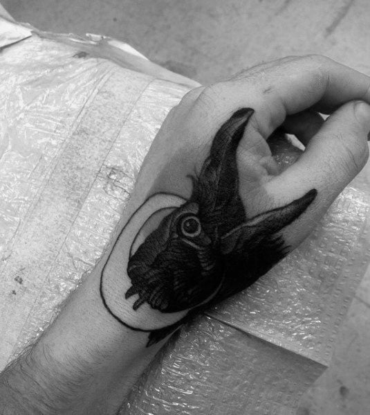 tatuaje tradicional cuervo para hombre 32