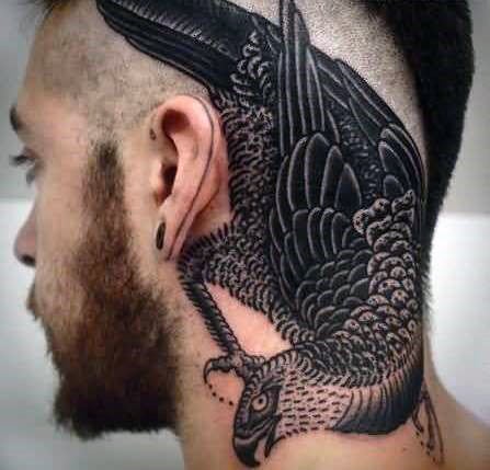 tatuaje tradicional cuervo para hombre 33
