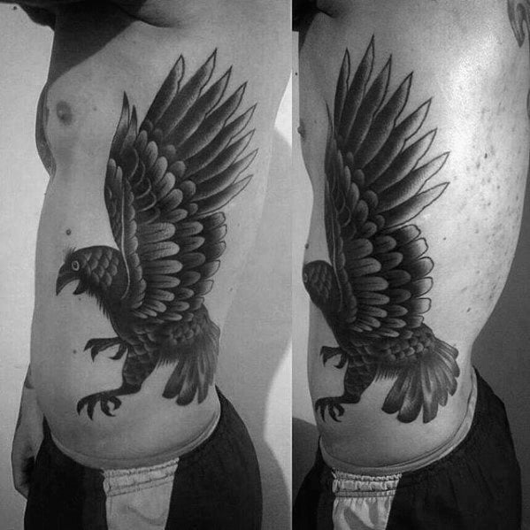 tatuaje tradicional cuervo para hombre 34