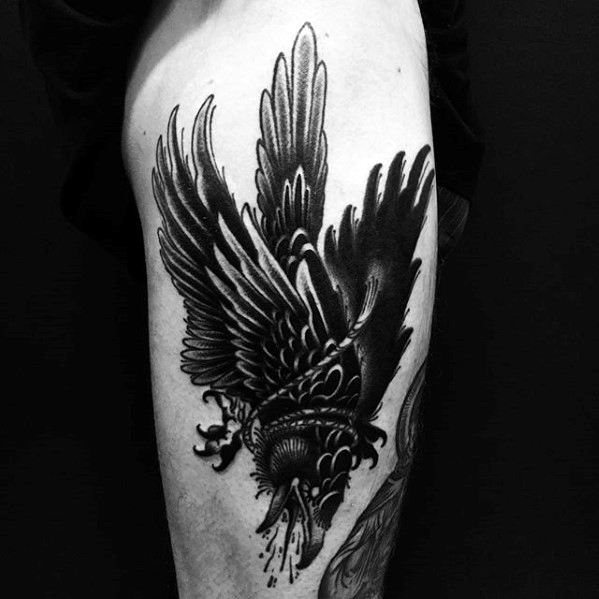 tatuaje tradicional cuervo para hombre 36