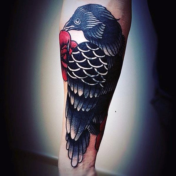 tatuaje tradicional cuervo para hombre 38