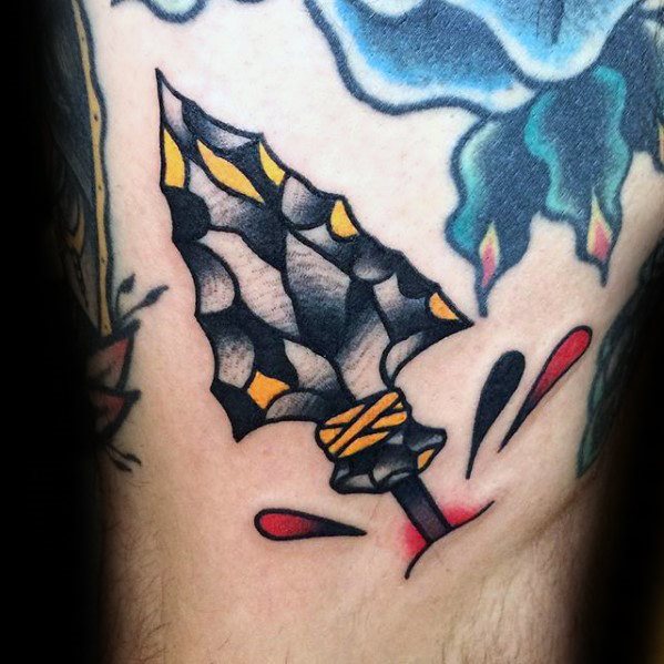 tatuaje tradicional flecha para hombre 01