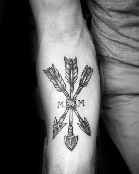 tatuaje tradicional flecha para hombre 16