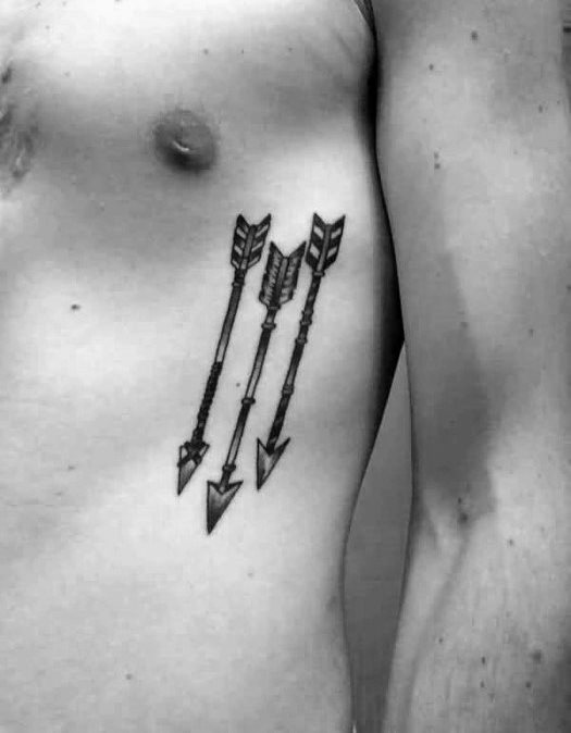 tatuaje tradicional flecha para hombre 17