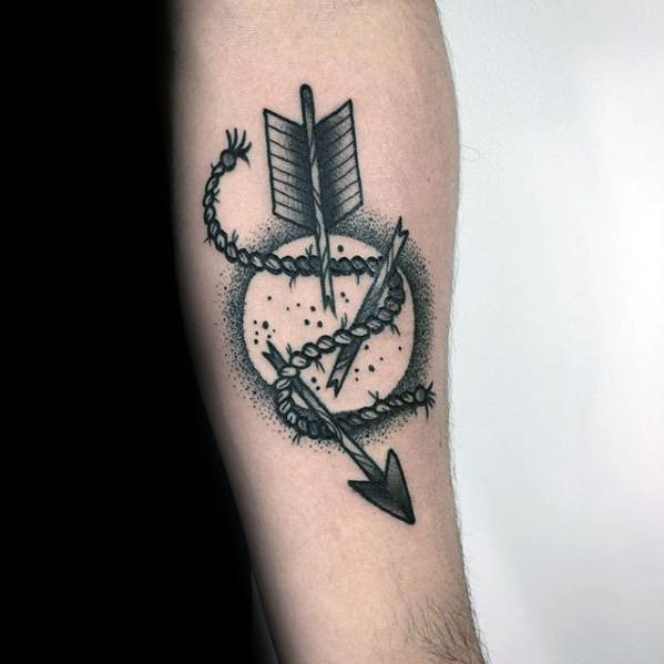 tatuaje tradicional flecha para hombre 22