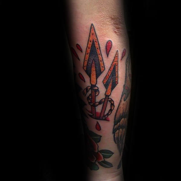 tatuaje tradicional flecha para hombre 28