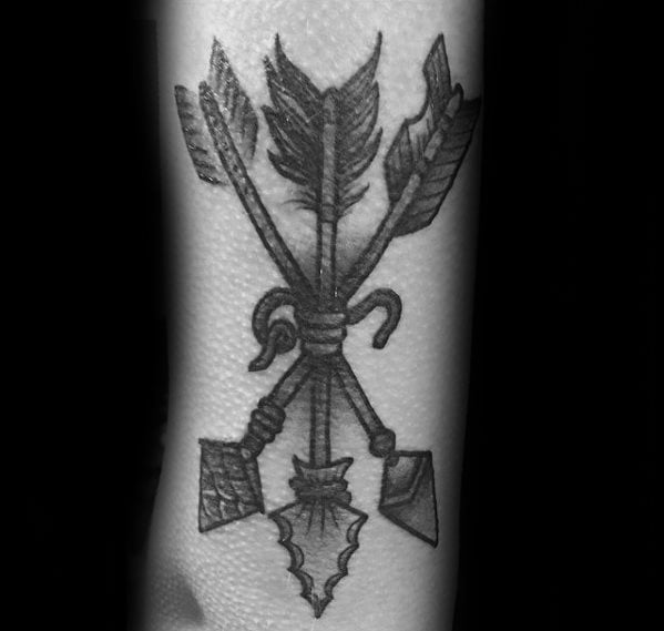 tatuaje tradicional flecha para hombre 38