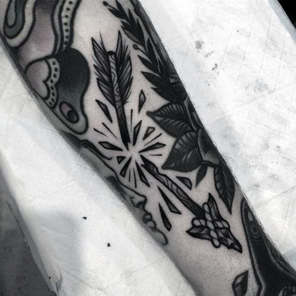tatuaje tradicional flecha para hombre 41