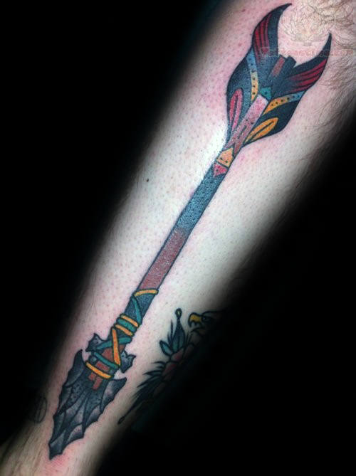 tatuaje tradicional flecha para hombre 44