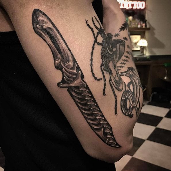 tatuaje cuchillo 30