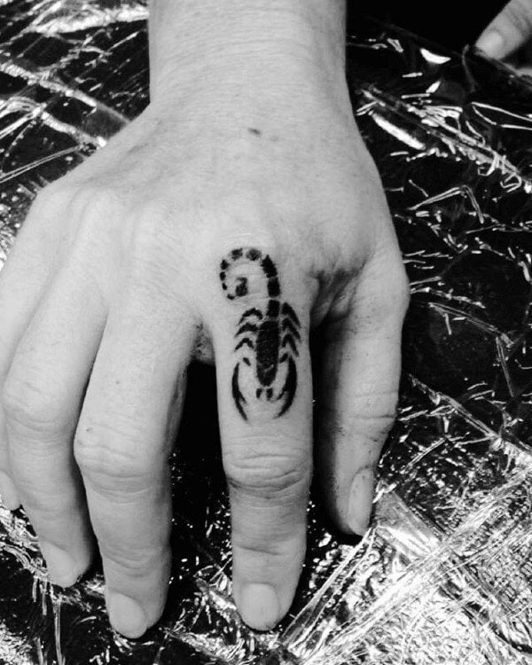 tatuaje escorpion 347