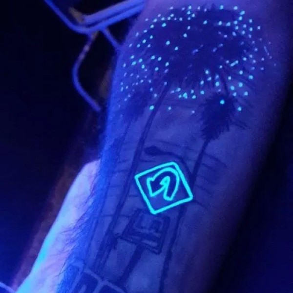 tatuaje brillan en la oscuridad 107