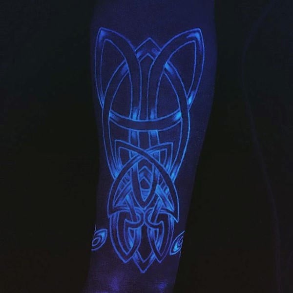 tatuaje brillan en la oscuridad 29