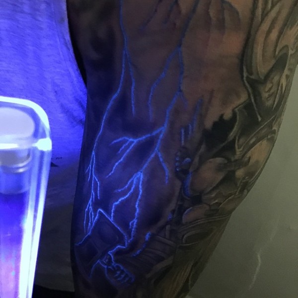 tatuaje brillan en la oscuridad 35