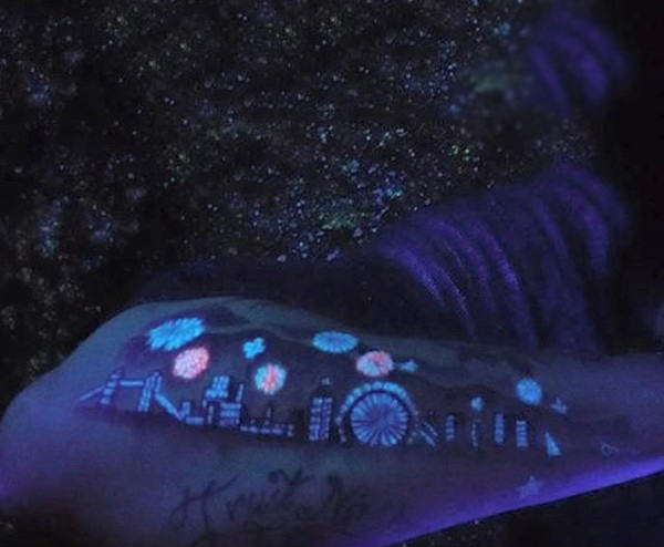 tatuaje brillan en la oscuridad 65