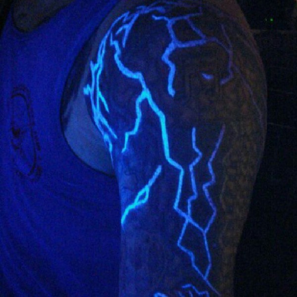tatuaje brillan en la oscuridad 99