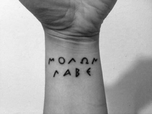 35 Tatuajes de la frase Molon labe: Todo sobre su significado