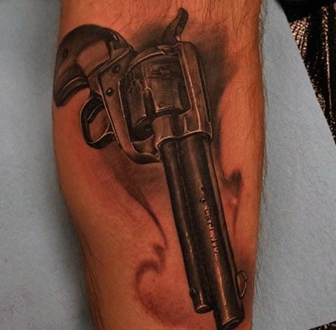tatuaje pistola hombre 01