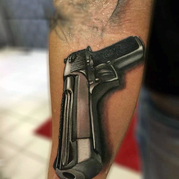 tatuaje pistola hombre 03