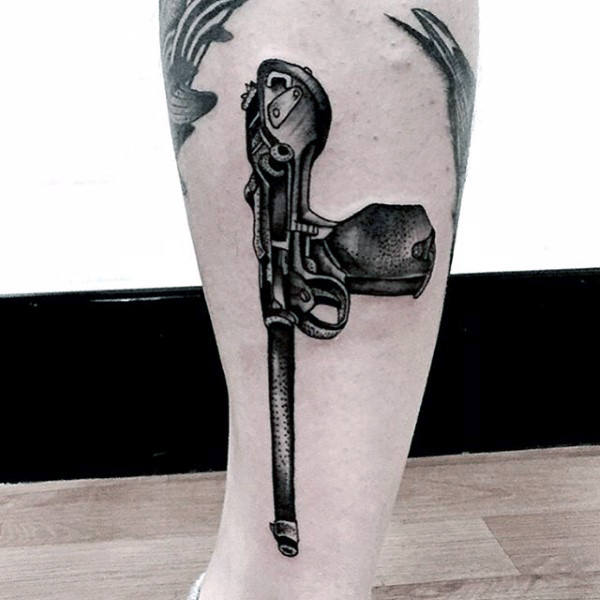 tatuaje pistola hombre 09