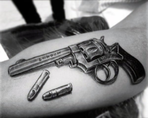 tatuaje pistola hombre 101