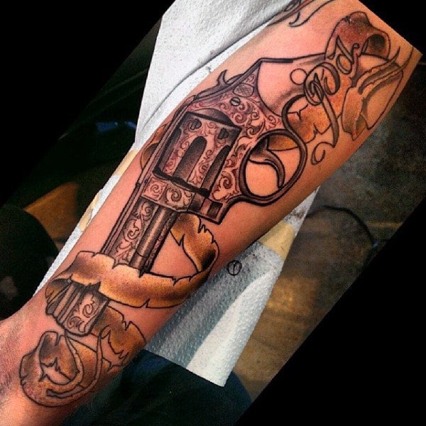 tatuaje pistola hombre 107