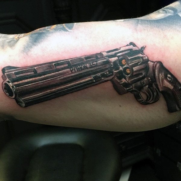 tatuaje pistola hombre 109