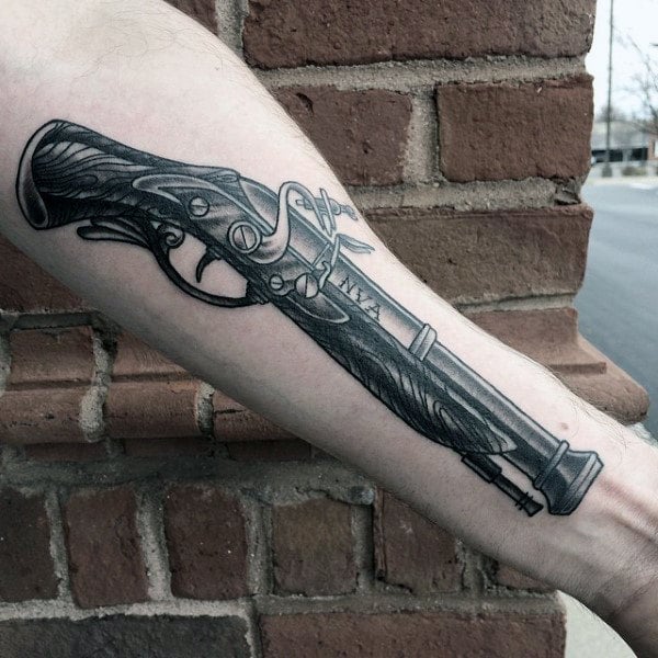 tatuaje pistola hombre 111