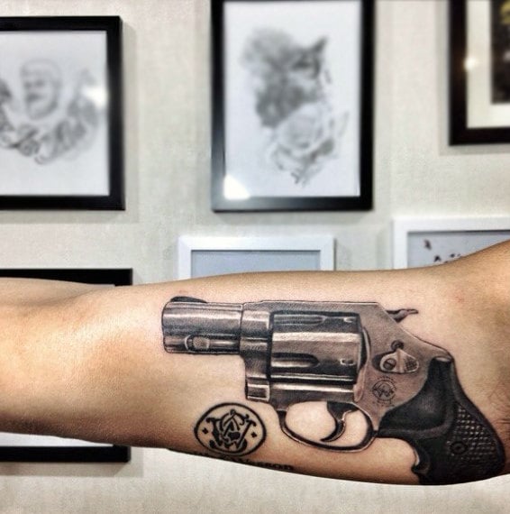 tatuaje pistola hombre 115