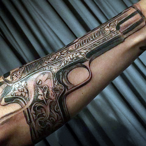 tatuaje pistola hombre 121