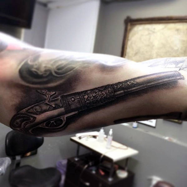 tatuaje pistola hombre 129
