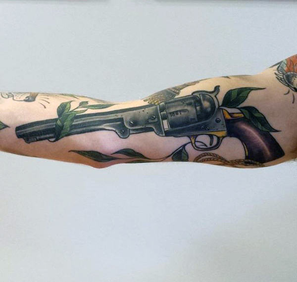 tatuaje pistola hombre 13
