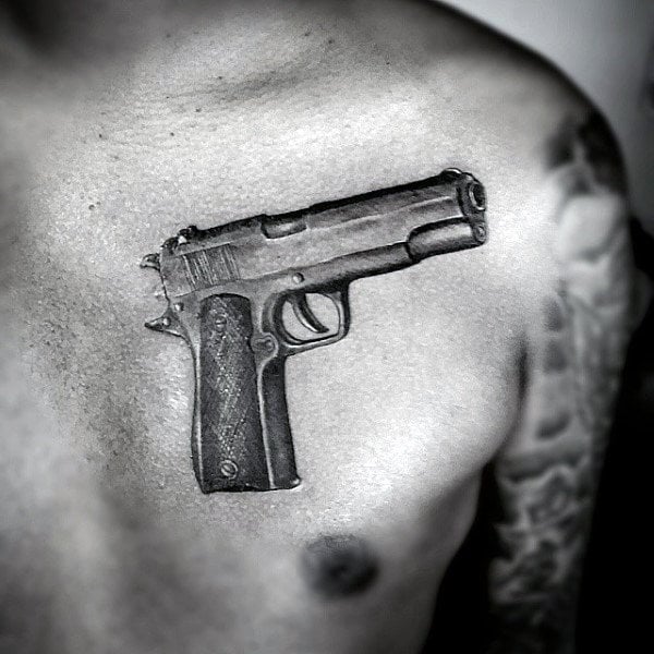 tatuaje pistola hombre 131