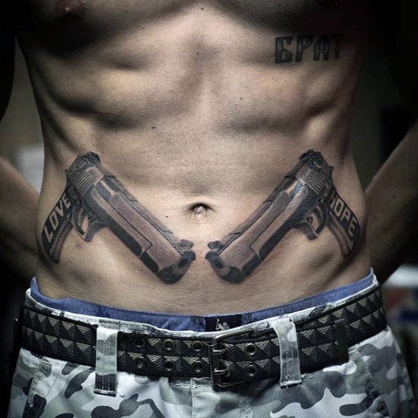 tatuaje pistola hombre 137