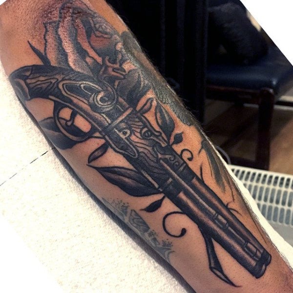 tatuaje pistola hombre 139