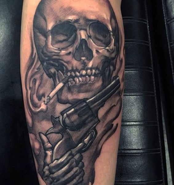 tatuaje pistola hombre 143
