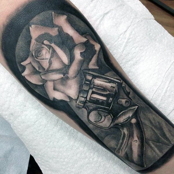 tatuaje pistola hombre 145