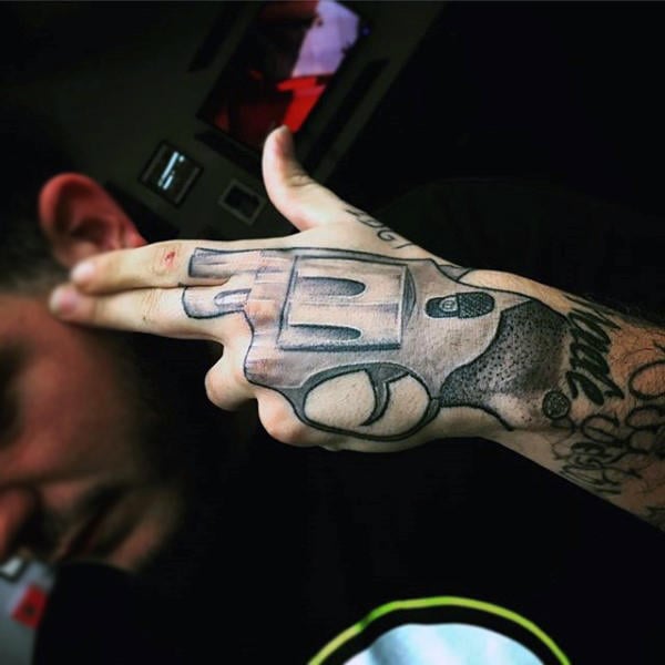 tatuaje pistola hombre 147