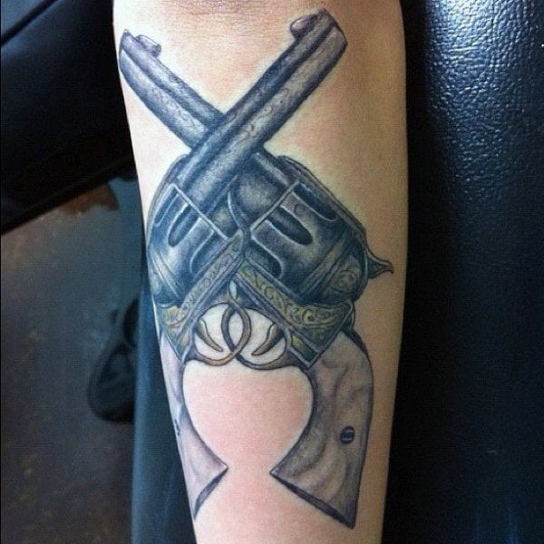 tatuaje pistola hombre 15