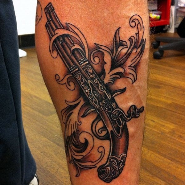 tatuaje pistola hombre 151