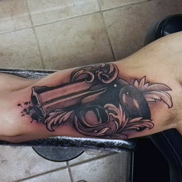 tatuaje pistola hombre 153